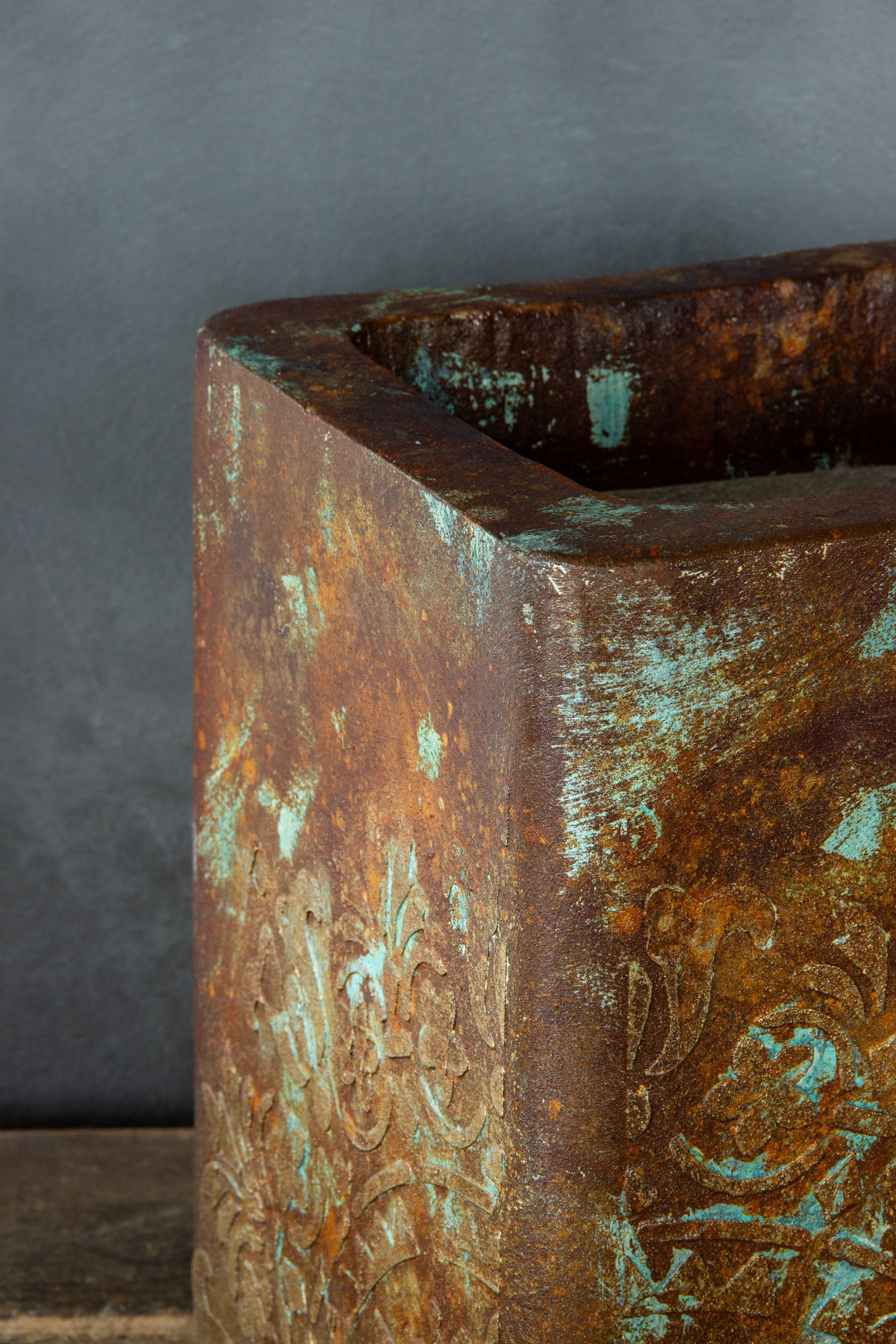 Rustykalna osłonka z ornamentem 3D, efekt kortenu z turkusową patyną, ręcznie wykonana